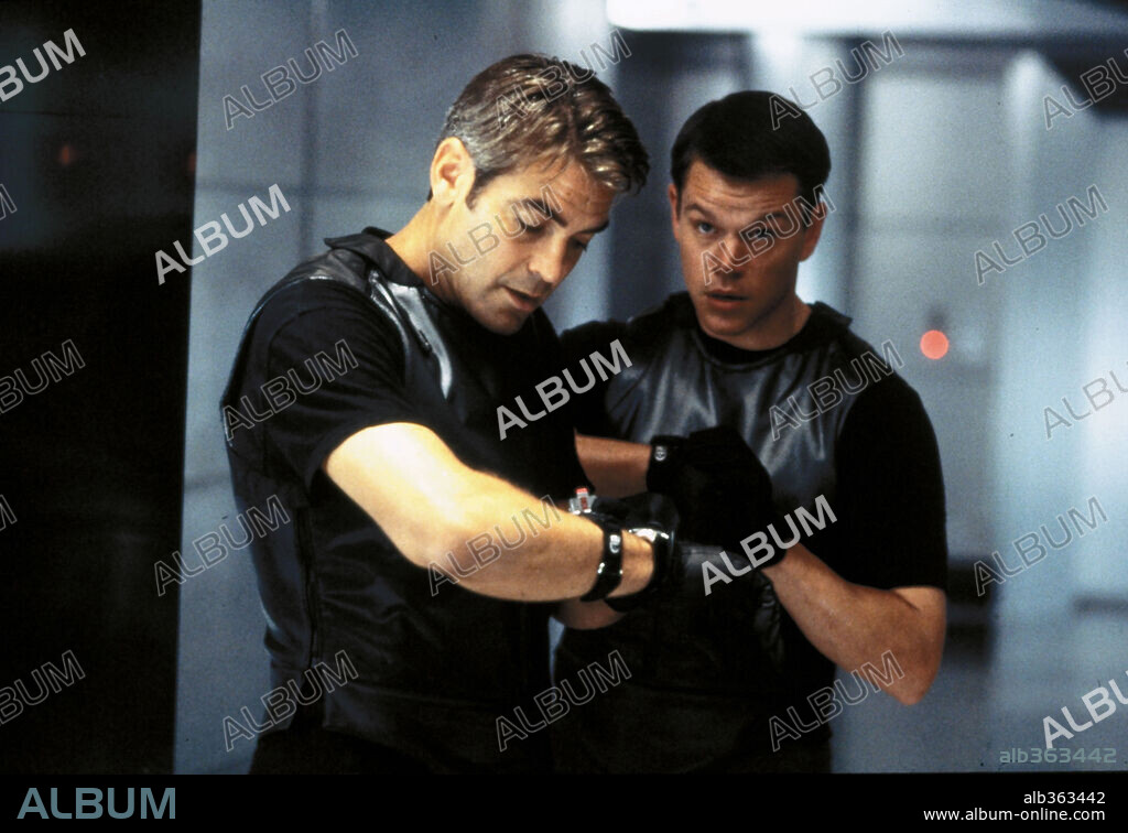 GEORGE CLOONEY and MATT DAMON in OCEAN'S ELEVEN, 2001, directed by STEVEN SODERBERGH. Copyright JERRY WEINTRAUB PRODUCTIONS/NPV ENTERTAINMENT/SECTION EIGHT / MARSHAK, BOB.