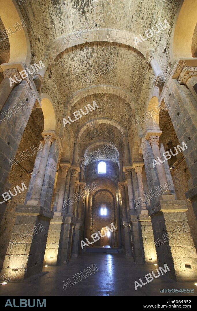 Monasterio de Sant Pere de Rodes; interior nave central de la gran Iglesia románica.