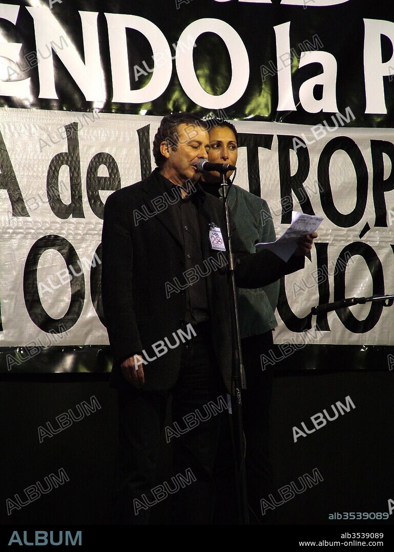 Manifestación en contra de la guerra de iraq (discurso de María Barranco y Juan Diego Ruiz), 2004, Fotografía, Madrid (España).