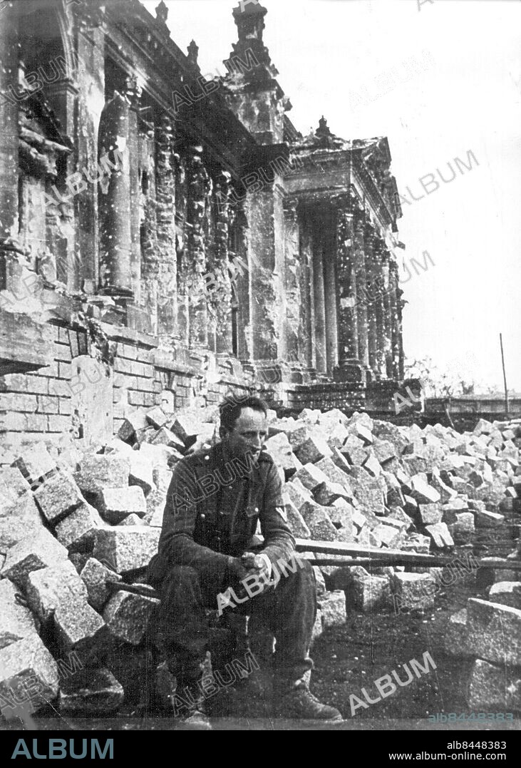 Tysklands kapitulation. Andra världskriget soldat i ruinerna framför riksdagshuset i Berlin. Krig Andra världskriget. Tyskland Berlin Kapitulationen 1945. (c) Sydsvenskan / IBL.