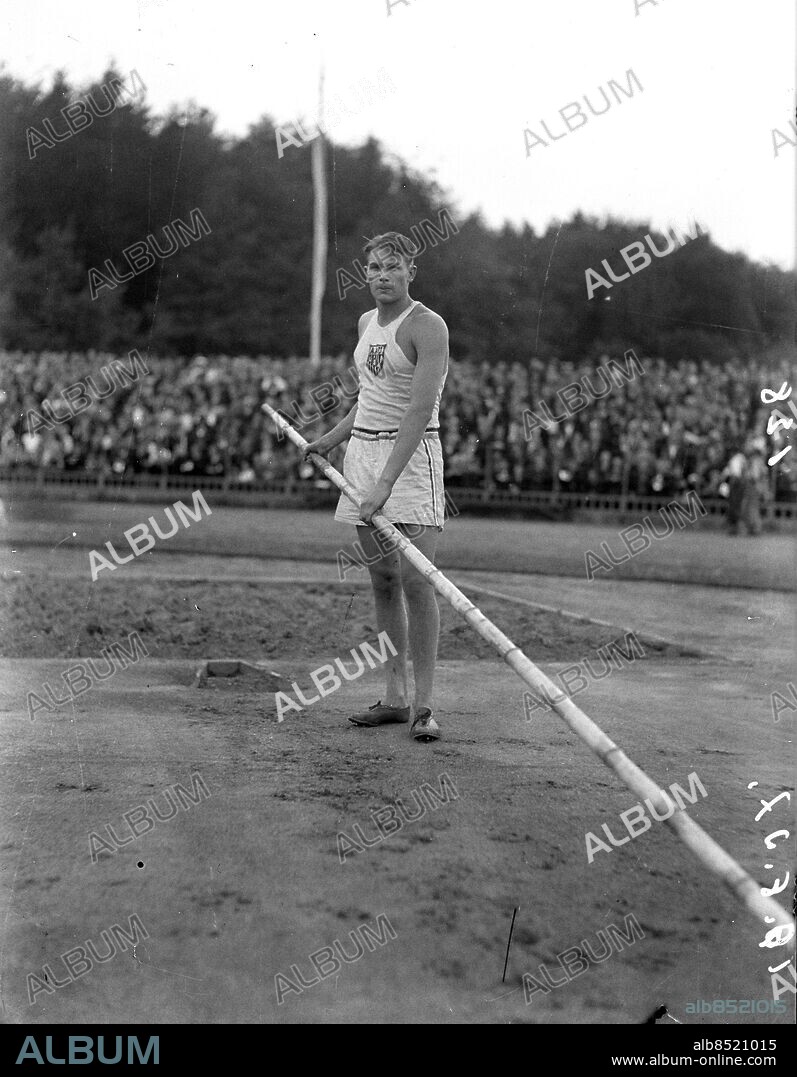 GÖTEBORG 1937-08-16.. Friidrott på Slottsskogsvallen. Vi ser en stavhoppare från USA - stavhopp, Amerika. Warmerdam gör sig redo för 4,15 i stav. *** Local Caption *** GT Låda 1937-augusti-01 Foto: Kamerareportage / TT / Kod: 2524.