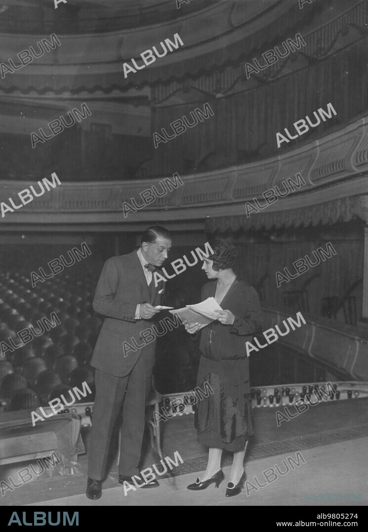 Noviembre 1926. El actor Santiago Artigas enseña A su esposa un ejemplar de la Obra "la dulce Tirana".