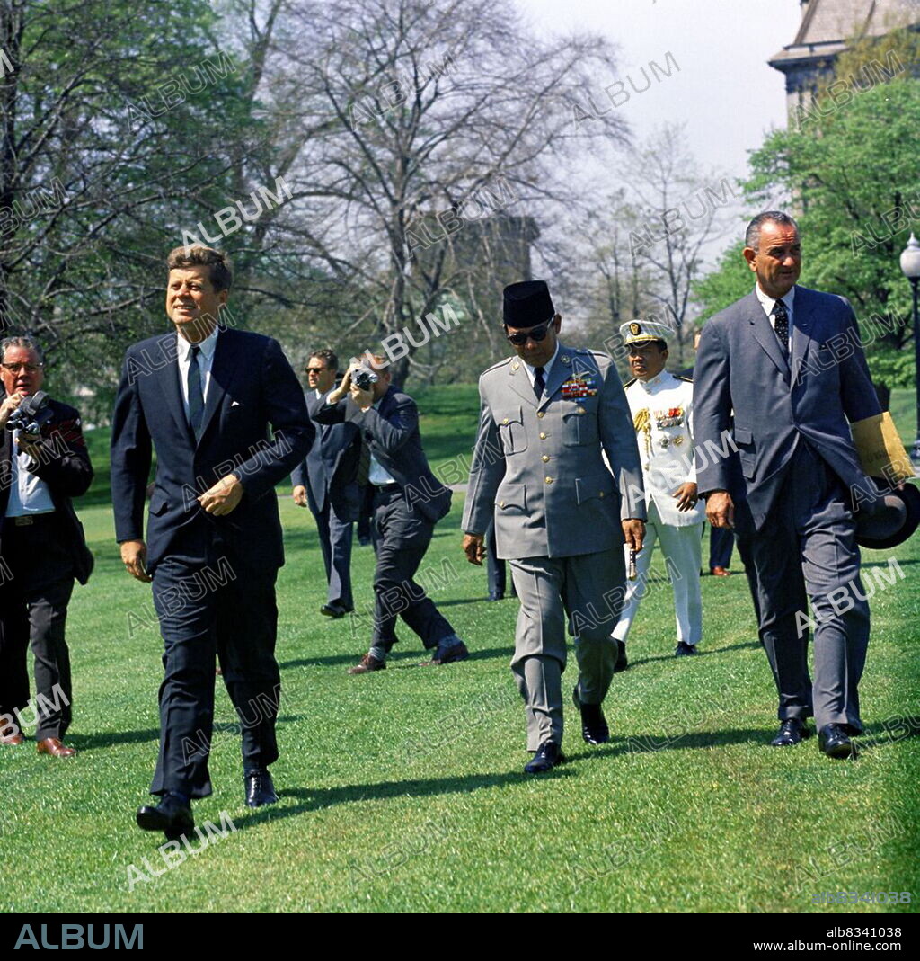 US President John Kennedy, Indonesian President Sukarno, and U.S. Vice-President Johnson on the South Lawn of the White House, April 25, 1961.