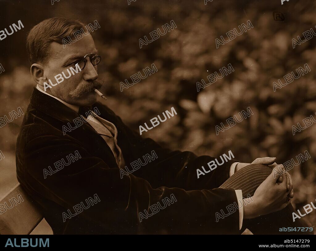 Rudolph Dührkoop, Dr. Eduard Arning, paper, pigment print, image size: height: 18,70 cm; width: 14,50 cm, monogrammed: recto o. r.: in brown ink: RD, inscribed and dated: recto on the cardboard, handwritten in black: R. Dührkoop, Hamburg, Collection Juhl; recto on the cardboard below right in lead 1903 as well as old inv. no.: KPh 92; verso on the cardboard below left in black ink: IV Dr. Eduard Arning, Collection Juhl, portrait photography, man, portrait, doctor, doctor, artist.
