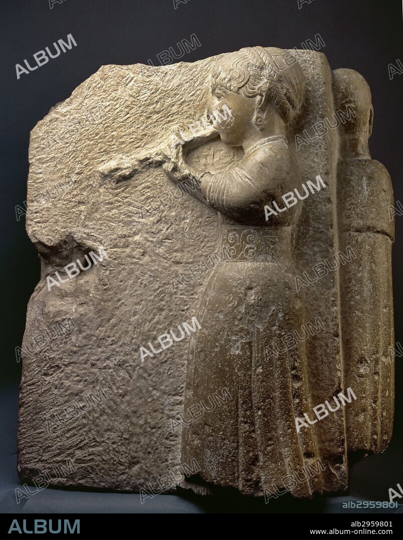 Altorrelieve con la representación de una Auletris o tañedora de flauta. Sillar de esquina de un monumento funerario de la antigua Urso. Participa con su música en una ceremonia funeraria. Procede de Osuna (provincia de Sevilla, Andalucía). Siglos III-II a. C. Museo Arqueológico Nacional. Madrid. España.