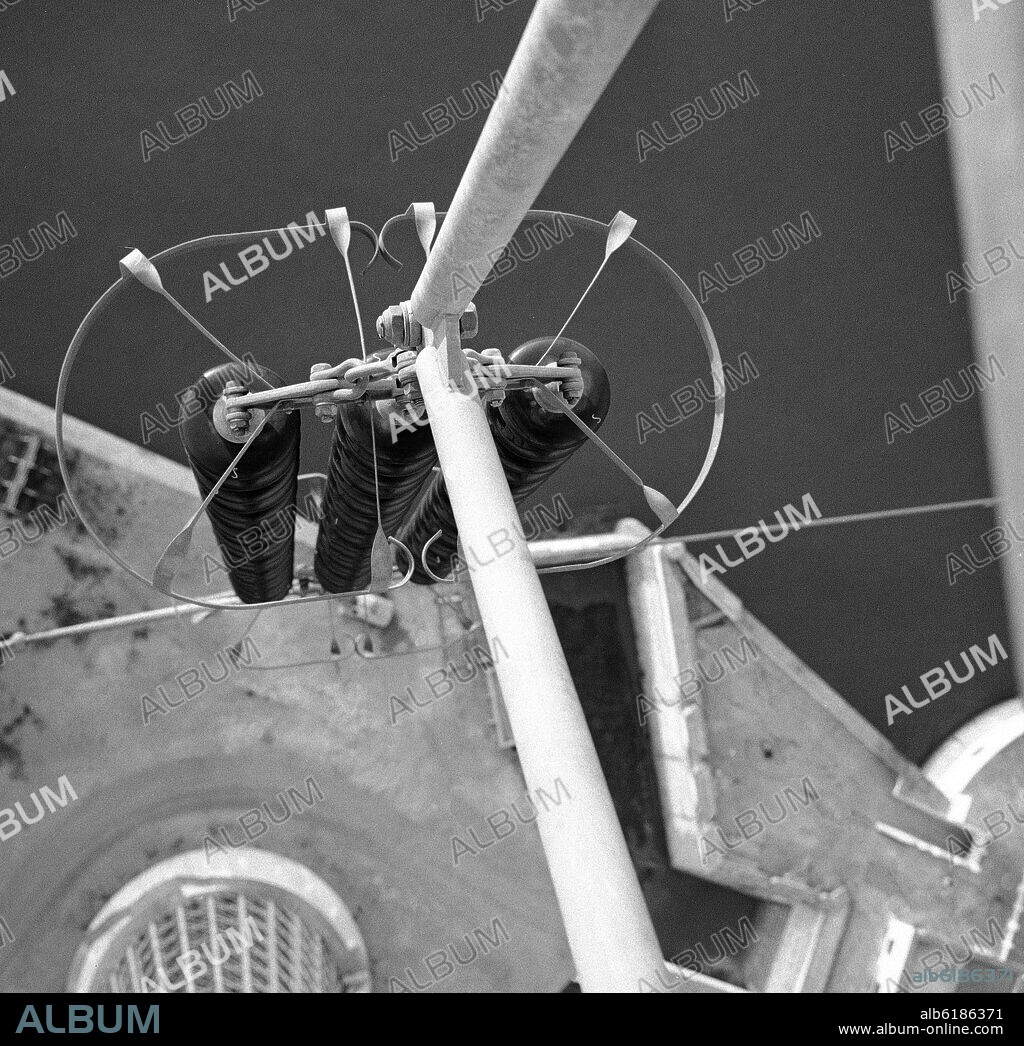 AISLADORES DE LA TORRE DE ALTA TENSION DE LA BAHIA DE CADIZ - FOTOGRAFIA EN BLANCO Y NEGRO - AÑOS 60.