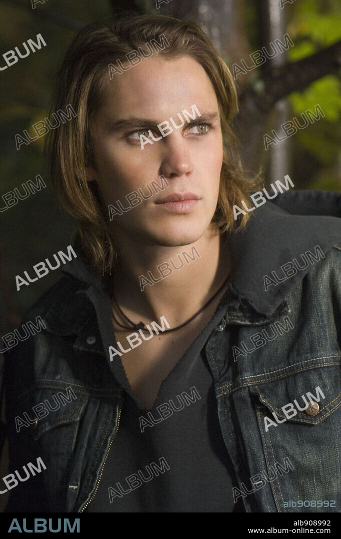 TAYLOR KITSCH in THE COVENANT, 2006, directed by RENNY HARLIN. Copyright SCREEN GEMS/ALLUMINATION FILMWORKS/COLUMBIA TRISTAR FILMS / WENK, JONATHAN.
