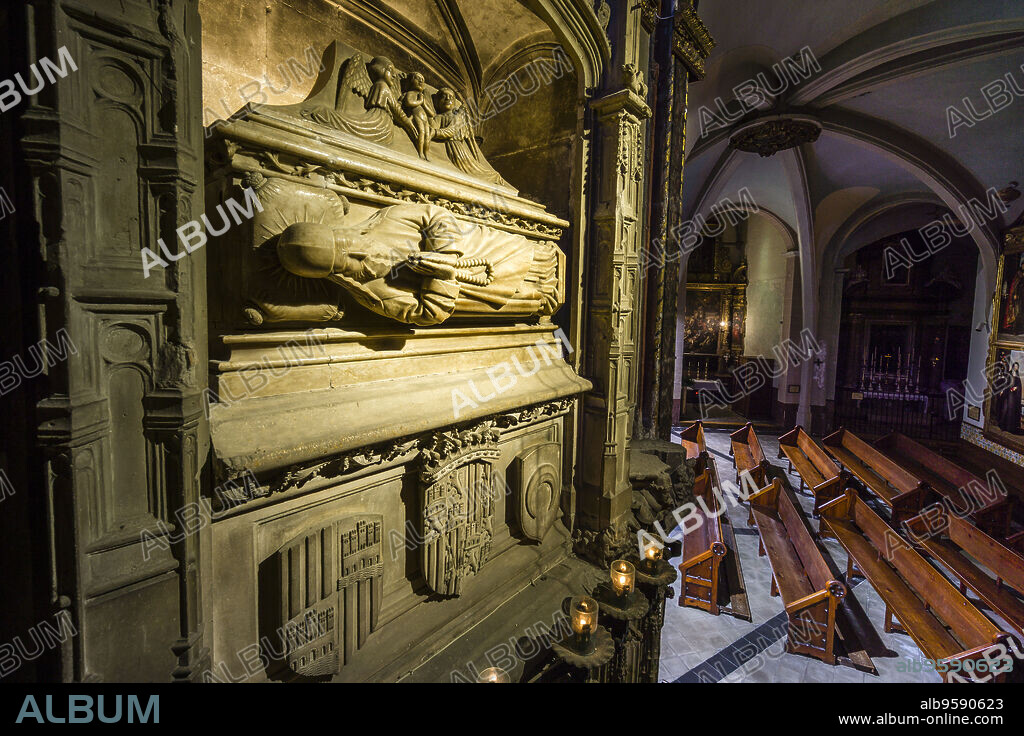 sepulcro de Ramón Llull con una estatua yacente, Convento de San Francisco de Palma , Mallorca, balearic islands, spain, europe.