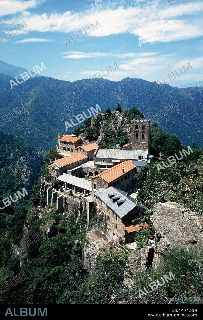 ARTE ROMANICO. FRANCIA. S. X-XI (S. X-S. XI). MONASTERIO DE SANT MARTI DEL CANIGO. Fundado por el conde Guifredo II de Cerdaña, está consagrado a San Martín de Tours. La iglesia se consagró en el año 1009. Está situado en el monte Canigó. Panorámica. Comarca del Conflent. Departamento de Pyrénées-Orientales.