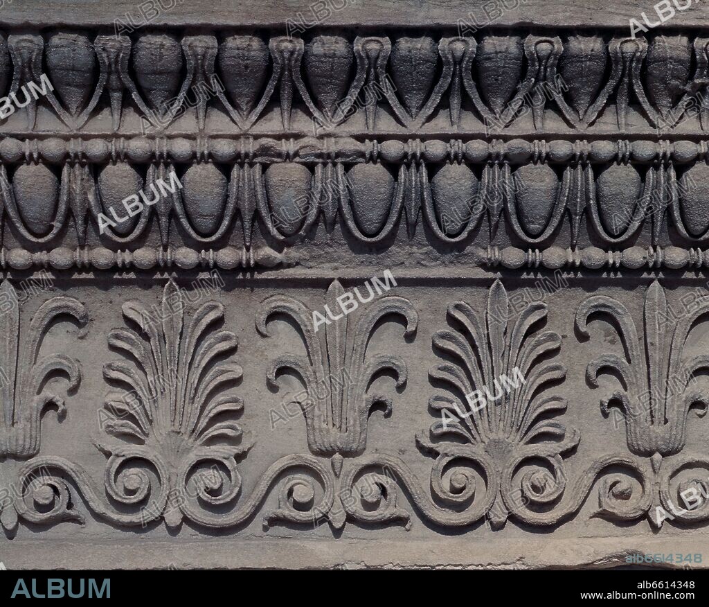 MNESICLES-ARQUITECTO GRIEGO DEL SIGLO V AC. ERECTEION - FRISO - DETALLE - ENCIMA DE LA LOGIA DE LAS CARIATIDES.