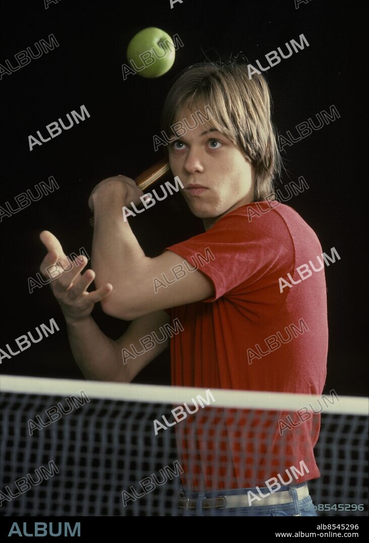 ARKIV 1982MAJ. Bordtennisspelaren Mikael Appelgren även kallad "Äpplet" i en servsekvens med ett äpple i maj 1982.. Foto: Tommy Pedersen / XP / SCANPIX / Kod: 36. **Aftonbladet OUT**.