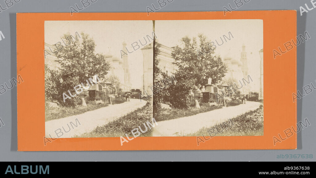 Cemetery of the Novodevichy convent in Moscow, anonymous, Moskou, c. 1850 - c. 1880, cardboard, albumen print, height 85 mm × width 170 mm.