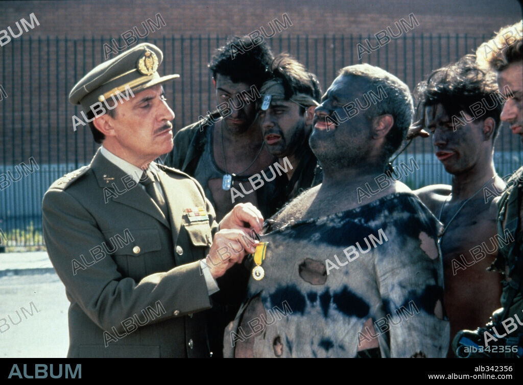 JOSE "SAZA" SAZATORNIL y JUAN ECHANOVE en HISTORIAS DE LA PUTA MILI, 1994, dirigida por MANUEL ESTEBAN. Copyright MOTION PICTURES.