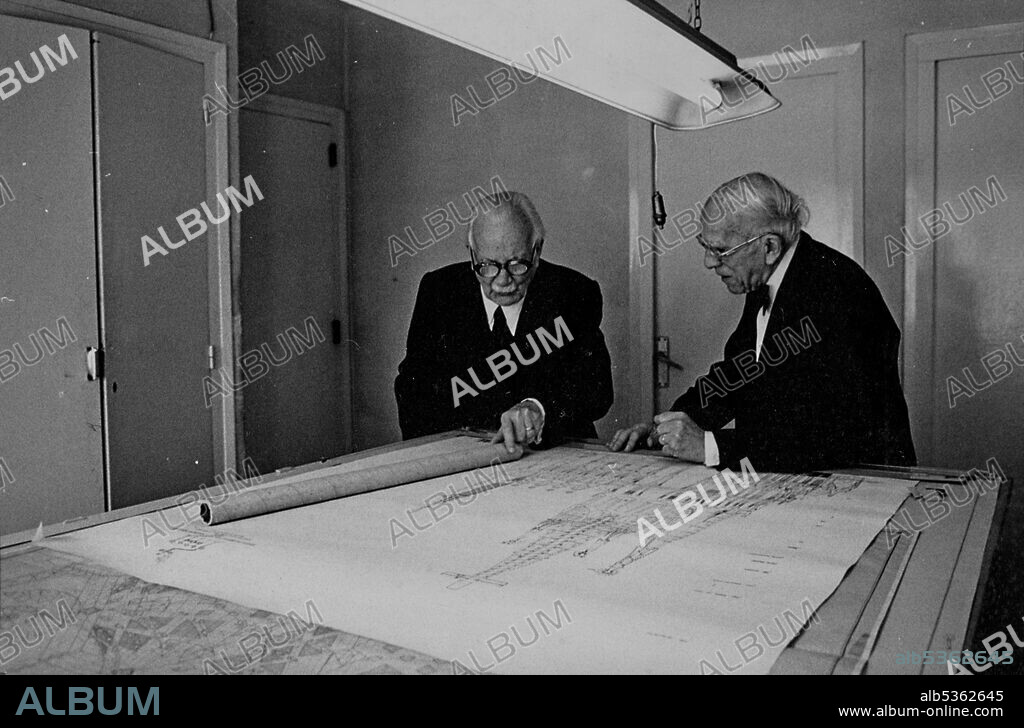 Sagrada Familia (Studio): working meeting of architects Isidre Puig Boada and Lluís Bonet Garí, 1974.