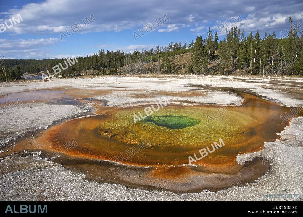 Chromatic Pool, Upper Geyser Basin, Yellowstone National Park, Wyoming, UNESCO World Heritage Site, Wyoming, United States of America, North America.