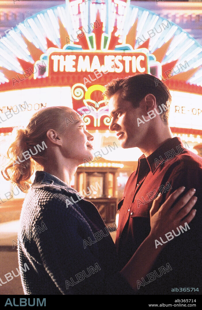 JIM CARREY and LAURIE HOLDEN in THE MAJESTIC, 2001, directed by FRANK DARABONT. Copyright CASTLE ROCK ENTERTAINMENT/DARKWOODS PRODUCTIONS/NPV ENTERTAI / NELSON, RALPH.
