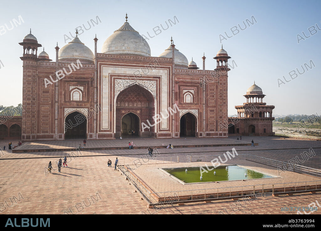 Mosque in the Taj Mahal Complex, UNESCO World Heritage Site, Agra, Uttar Pradesh, India, Asia.