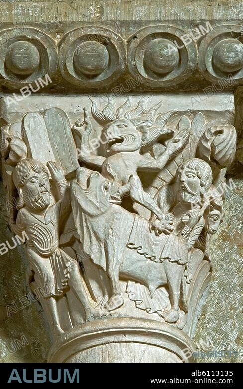 Vézelay (Dép.Yonne, Morvan, Burgund, Frankreich), Basilika / Basilique Sainte-Madeleine.-Moses mit den Gesetzestafeln und das Goldene Kalb.-(2.Mose 32). Kapitell des sechsten Langhauspfeilers links. Skulptur, um 1125/40. Foto, 2007.