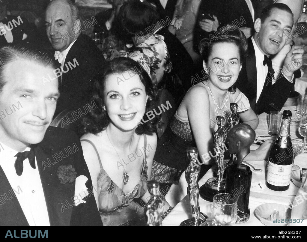 DOUGLAS FAIRBANKS JR., JOHN HAY, OLIVIA DE HAVILLAND y VIVIEN LEIGH. 12ª Edición de los Premios Oscar / 1940. 
Douglas Fairbanks Jr. recoge el Premio Especial de la Academia, a título póstumo, otorgado a su padre Douglas Fairbanks. Vivien Leigh premiada como mejor actriz por "Lo que el viento se llevó". 1940