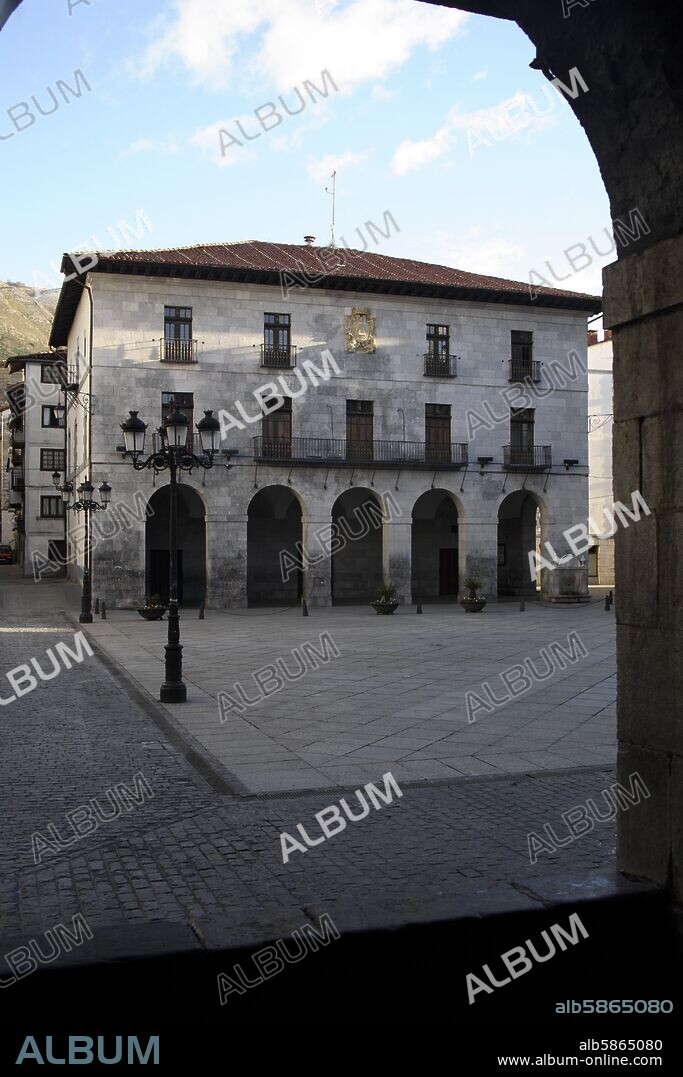 Azkoitia; Plaza Mayor porticada / Ayuntamiento.