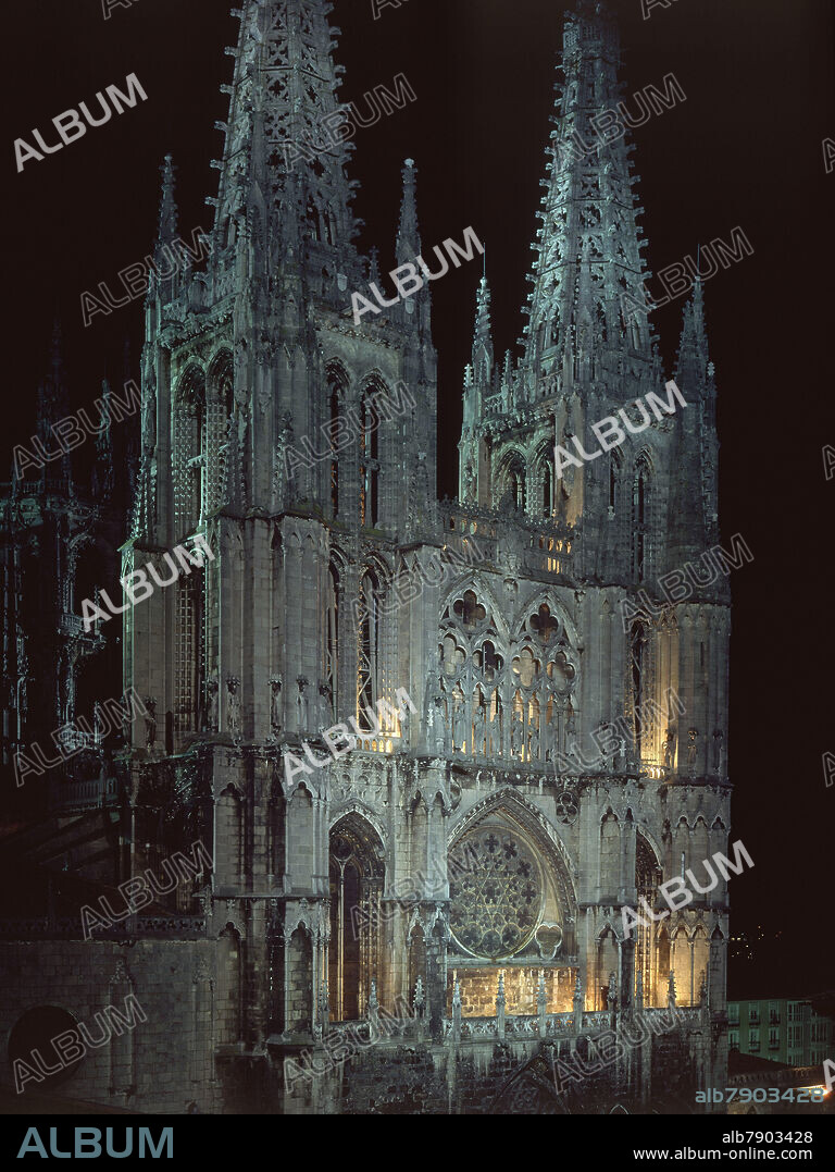 FACHADA PRINCIPAL DE LA CATEDRAL DE BURGOS ILUMINADA - PUERTA DE SANTA MARIA/REAL/PERDON - SIGLO XIII - GOTICO ESPAÑOL.