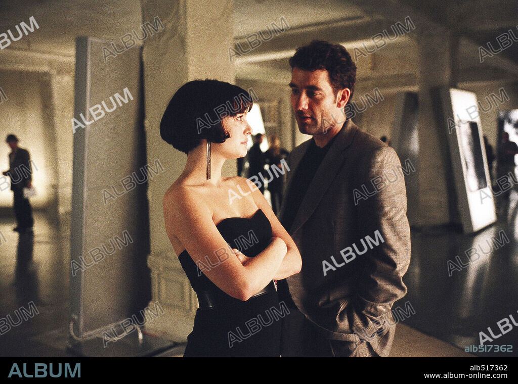 CLIVE OWEN and NATALIE PORTMAN in CLOSER, 2004, directed by MIKE NICHOLS. Copyright COLUMBIA PICTURES.
