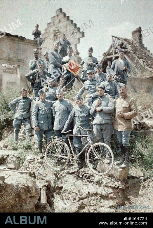 First World War / France / French Officers First World War, 1914-1918. Aisne, France.-French officers of the 470th Infantry Regiment posing in front of a ruined house.-Photo, 1917, Fernand Cuville (1887-1927), Autochrome Lumière.