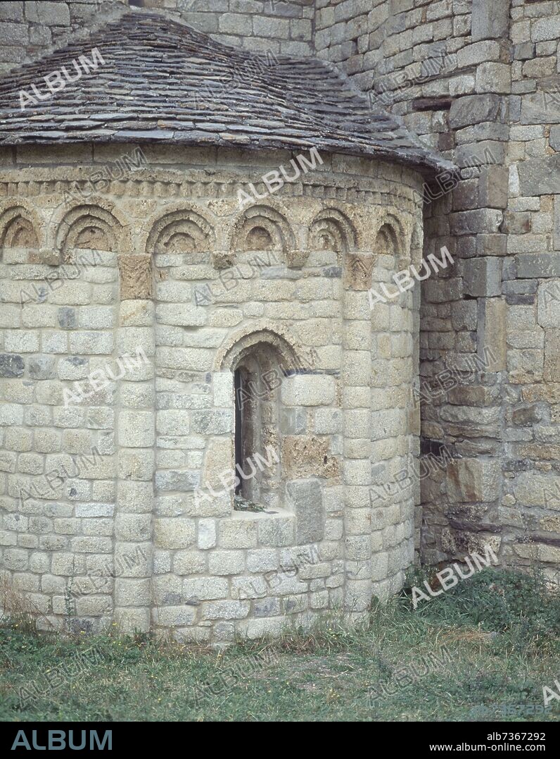 EXTERIOR - ABSIDIOLO DE LA IGLESIA DE SAN CLEMENTE DE TAULL - SIGLO XIV - ROMANICO CATALAN CON INFLUENCIAS LOMBARDAS.