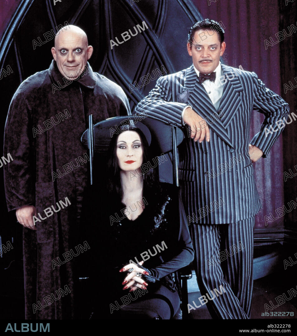 ANJELICA HUSTON, CHRISTOPHER LLOYD and RAUL JULIA in THE ADDAMS FAMILY, 1991, directed by BARRY SONNENFELD. Copyright COLUMBIA PICTURES / PAGLIUSO, JEAN.