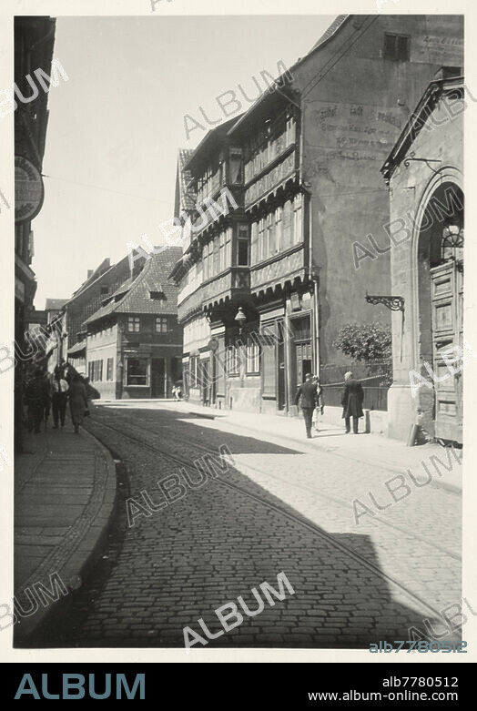 Halberstadt (Sachsen-Anhalt), Altstadt, Dominikanerstraße. - Fachwerkhäuser in der Dominikanerstraße. - Foto, undatiert (1930er Jahre), von Dr. Erich Ewald (1884-1947), montiert. Aus einem privaten Fotoalbum, Deutschland, 1930er Jahre, mit Ansichten aus Halberstadt, Quedlinburg, Havelberg und Stolberg. Privatsammlung.