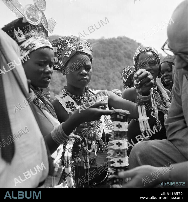Völkerkunde / Afrika:. Südafrika. Zulufrauen zeigen Europäern ihren Schmuck. Foto, undat. (1970?).