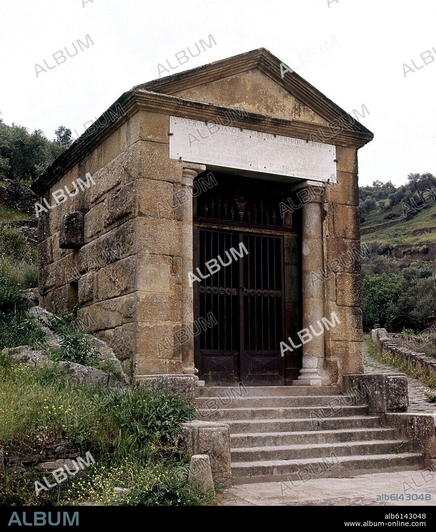 CAYO JULIO LACER (S II). TEMPLO ROMANO SITUADO A LOS PIES DEL PUENTE DE ALCANTARA - SIGLO II.