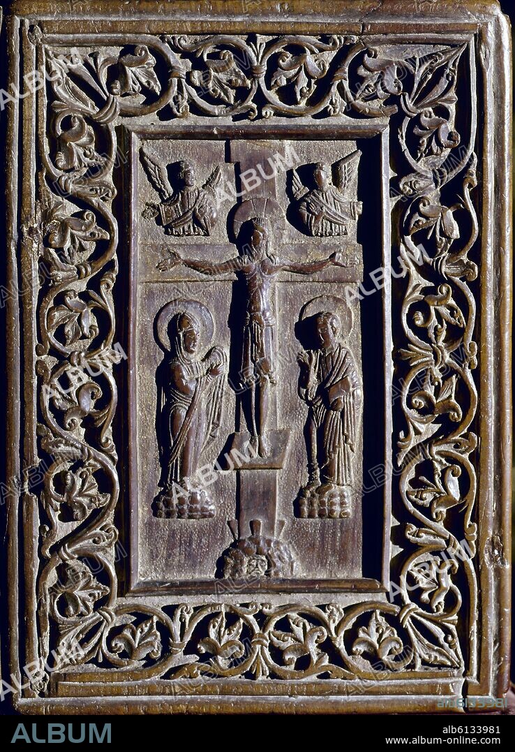 TAPA DE BIBLIA - NOGAL TALLADO - S XII.