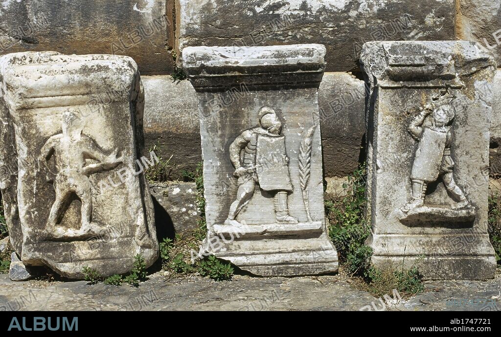 ARTE ROMANO. TURQUIA. Detalle de un relieve donde se representa a un GLADIADOR ROMANO del tipo "SAMNITAS" o "SECUTORES" (con protección en la pierna izquierda y brazo derecho, casco, protegido con un escudo alargado y utilizando como armas una espada o lanza). EFESO. Turquía.