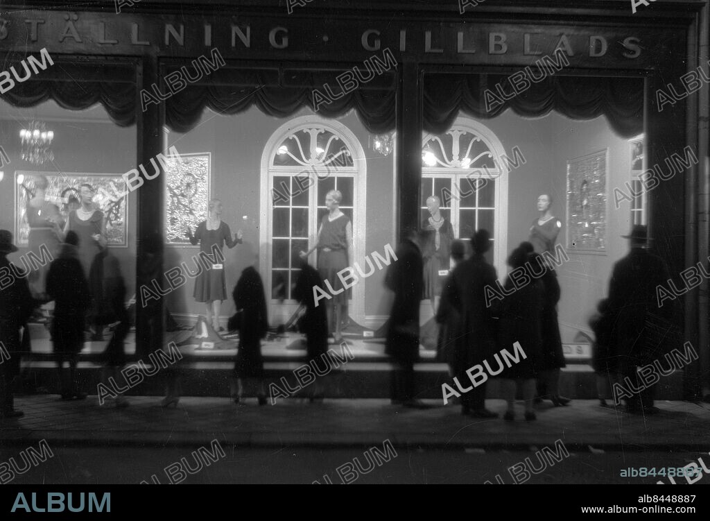 Göteborg 1929-12-05 - Skyltfönster Gillblads varuhus på Kungsgatan - *** Local Caption *** GT Låda Krep 2011-05. KAMERAREPORTAGE.