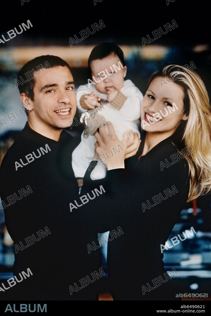 Das von der BMG Ariola München GmbH zur Verfügung gestellte Foto zeigt Popstar Eros Ramazzotti und seine damalige Verlobte Michelle Hunziker mit ihrem Töchterchen Aurora am 2.6.1997 in Mailand. Das Paar soll sich getrennt haben. Das berichtet die "Bild-Zeitung" am 21.3.2002. Dem Bericht zufolge will Eros Ramazzotti die Scheidung. Dabei beruft sich das Blatt auf die Aussage der italienischen Anwältin Bernardini de Pace: "Herr Ramazzotti hat am 14. März die entsprechenden Papiere unterschrieben". Angeblich ist die Ehe der beiden seit Monaten zerrüttet. Während er neben Aurora (5) noch weitere Kinder wollte, habe sie angeblich mehr über ihre Karriere nachgedacht. Außerdem habe die rasende Eifersucht von Eros die Ehe belastet. 02/06/1997