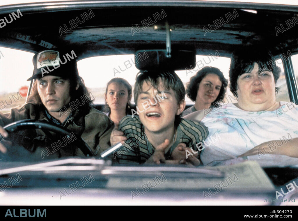 JOHNNY DEPP y di caprio. JOHNNY DEPP y Leonardo DiCaprio en A QUIEN AMA GILBERT GRAPE?, 1993 (WHAT'S EATING GILBERT GRAPE?), dirigida por LASSE HALLSTROM. Copyright PARAMOUNT PICTURES.