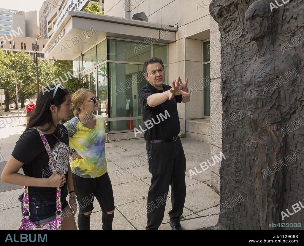 Aug. 09, 2017 - Philadelphia, Pennsylvania, U.S. - World renowned sculptor ZENOS FRUDAKIS talks about his Freedom Sculpture (detail seen here) with Allentown (New Jersey) High School seniors EMILY MORSE (tie-dyed shirt) and RACHEL KRIEGER.(Credit Image: © Brian Cahn/ZUMA Wire). 09/08/2017