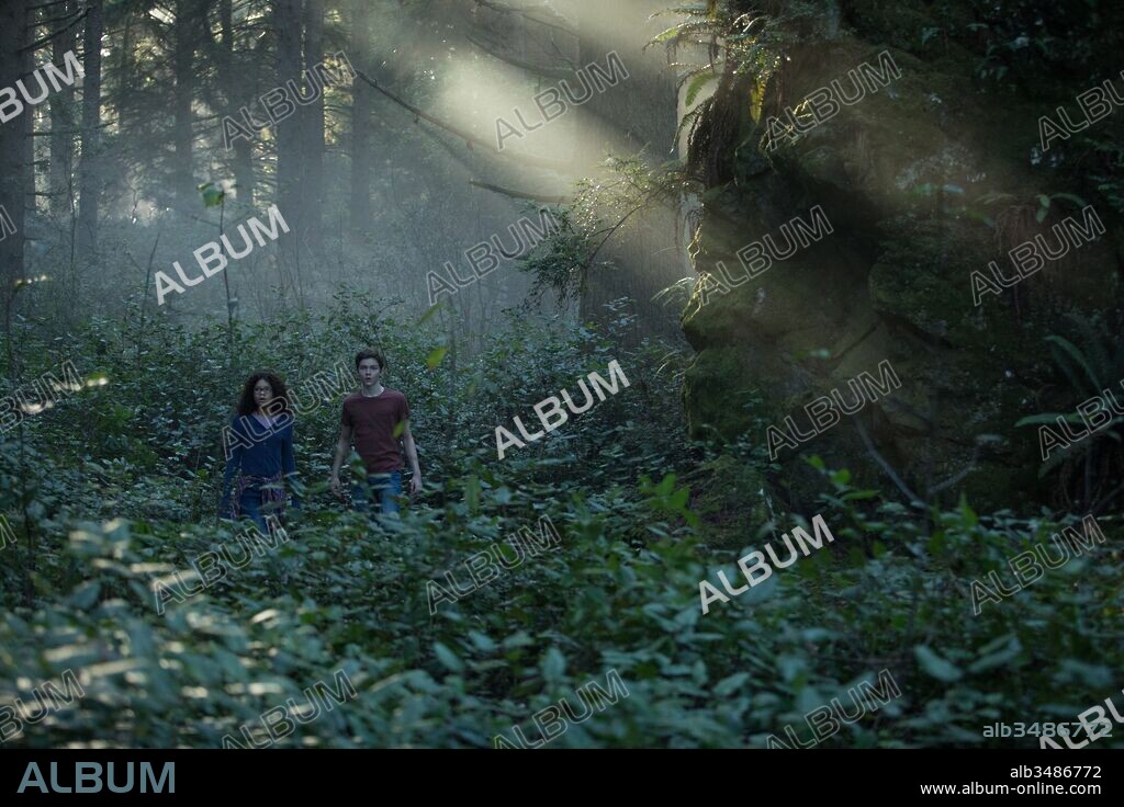 LEVI MILLER and STORM REID in A WRINKLE IN TIME, 2018, directed by AVA DUVERNAY. Copyright Walt Disney Pictures, Whitaker Entertainment.