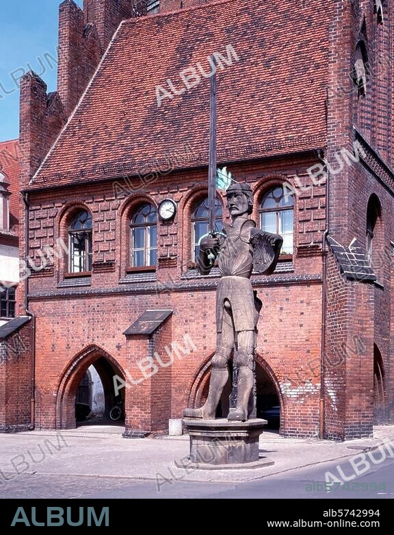 Stendal, Roland vor dem Rathaus / Denkmal Aufnahmeformat / Filmsize: 6 × 7 cm.