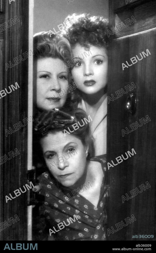 GUADALUPE MUÑOZ SAMPEDRO, JULIA LAJOS y SARA MONTIEL en EMPEZO EN BODA, 1944. Copyright FILMOFONO.