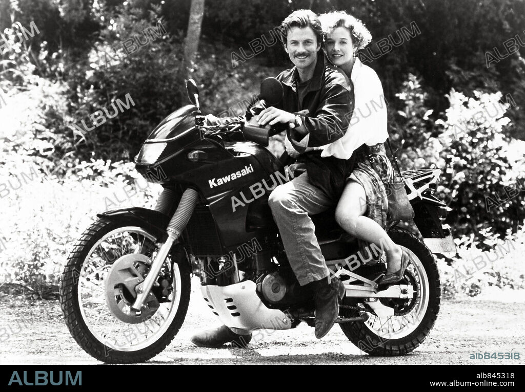 PENELOPE ANN MILLER and TIMOTHY DALY in YEAR OF THE COMET, 1992, directed by PETER YATES. Copyright COLUMBIA PICTURES.