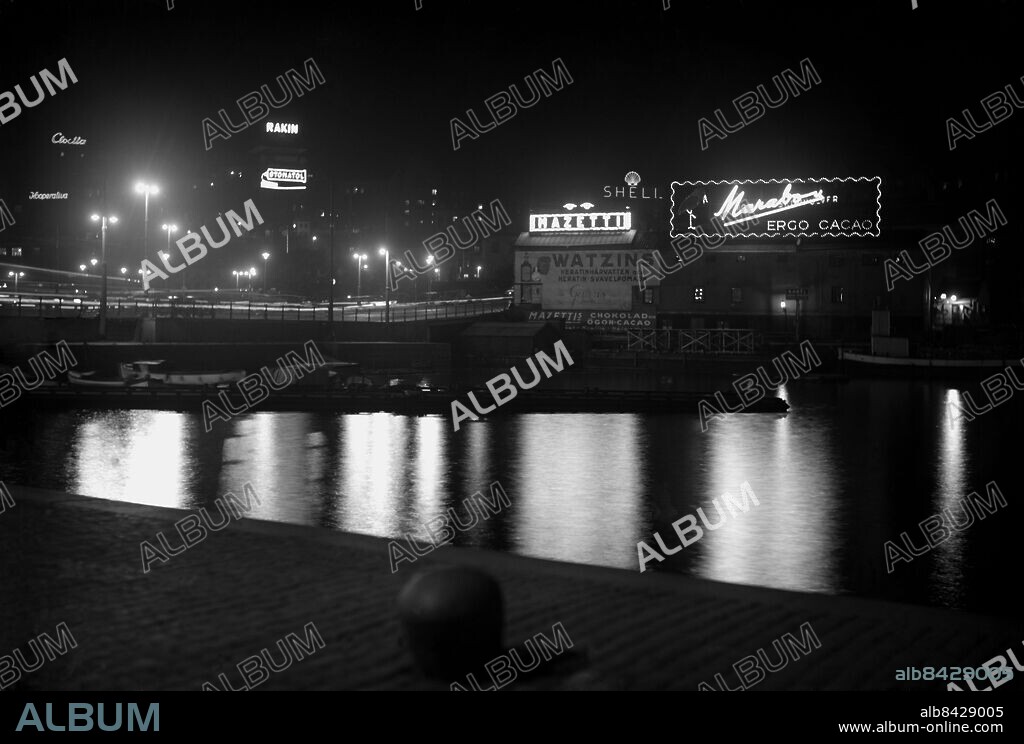 ARKIV 1930. Nattbild vid Slussen i Stockholm med Stomatol-skylten och Mazettis och Marabous neonskyltar.. Night picture at Slussen in Stockholm.. Foto: TT Historical/1900. Scanpix Sweden.
