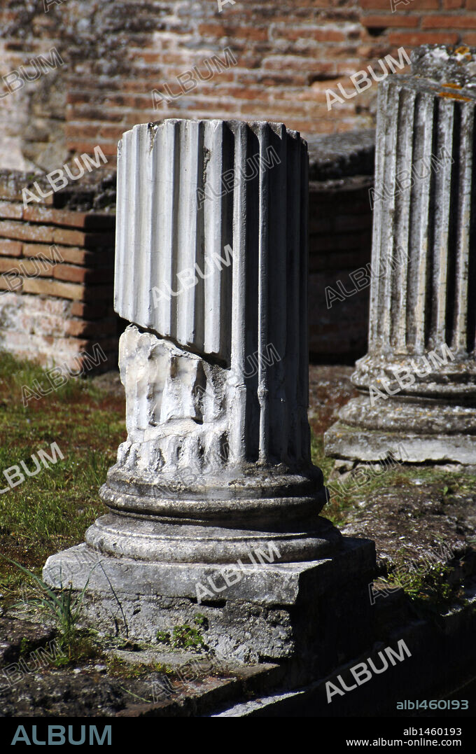 ARTE ROMANO. ITALIA. VILLA ADRIANA. Villa imperial construída en el siglo II por orden del emperador Adriano (76-138). TEATRO MARITIMO. Detalle de una COLUMNA. Cercanías de Tivoli.