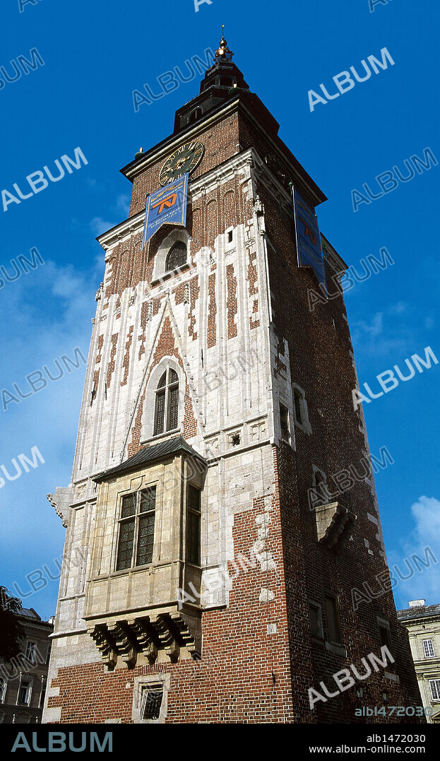 POLONIA. CRACOVIA. Vista de la TORRE DEL AYUNTAMIENTO (WIEZA RATUSZOWA). Es el único vestigio que se conserva del antiguo edificio. De estilo gótico (1383), ha sido reformada en varias ocasiones y en el siglo XVII se le añadió un remate barroco. Está situada en la Plaza del Mercado Central.