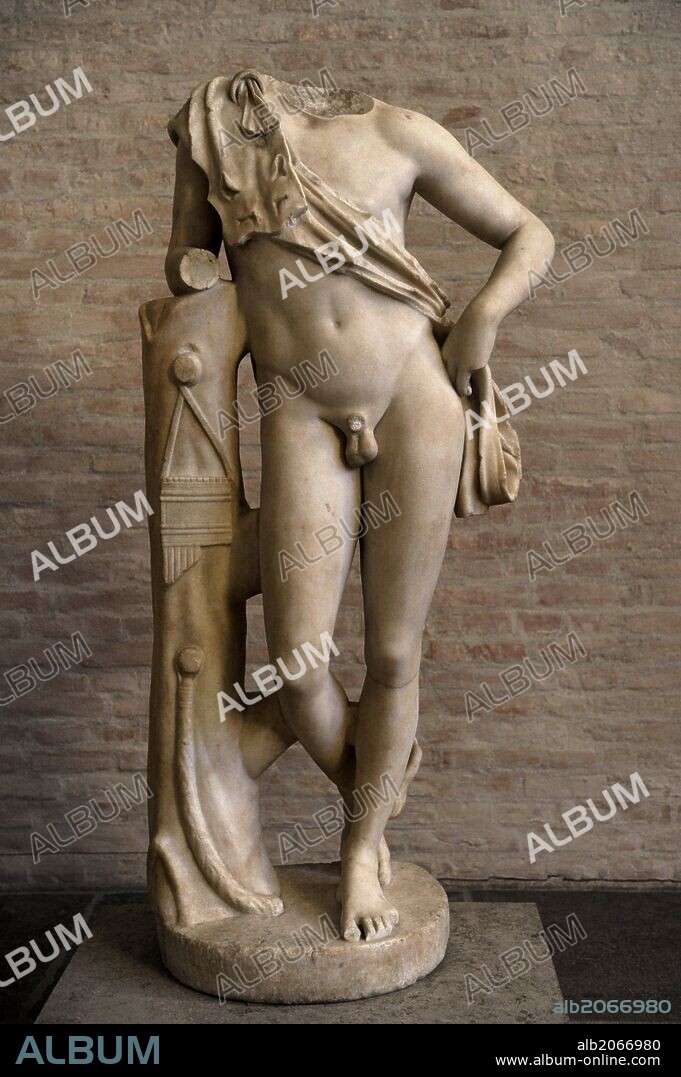 ARTE GRIEGO. Sátiro apoyado. Copia romana de una estatua realizada por el escultor Praxíteles alrededor de 320 aC. Glyptothek. Munich. Alemania. Europa.