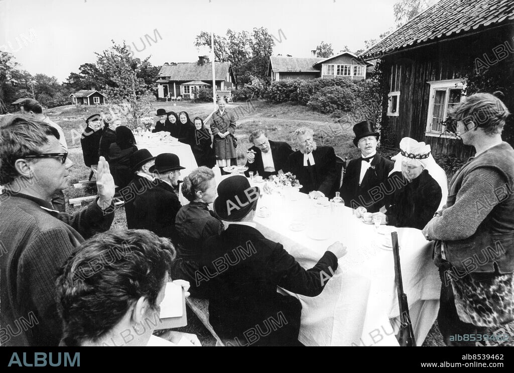 1966.. Orig. bildtext... HEMSÖBORNA 1966 TV teater Anm. B Lagerkvist, f. 1926, regissör vid TV-teatern. E Adolphson, 1893-1979, svensk skådespelare. A Edwall, 1924-1997, svensk skådespelare, regissör och författare. S Ruud, f. 1916, svensk skådespelerska. S Wollter, f. 1934, svensk skådespelare. Serien Hemsöborna av August Strindberg i regi av Bengt Lagerkvist Sänt första gången 1966-02-19 Stugor Snapsglas Inspelningar Kubb Plommonstop Profiler Hög hatt Cylinderhattar Mustascher Skägg Gevär Brudslöjor Brud Brudgum CD586 persons: BENGT LAGERKVIST;EDVIN ADOLPHSON;ALLAN EDWALL;SIF RUUD;SVEN WOLLTER sites: SVERIGE.