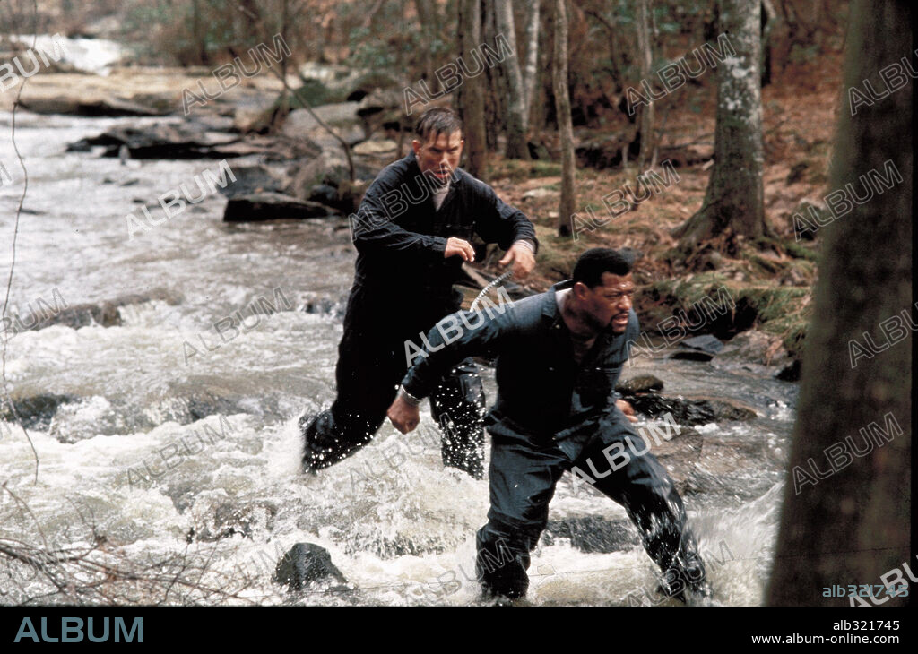 LAURENCE FISHBURNE y STEPHEN BALDWIN en FUGITIVOS ENCADENADOS, 1996 (FLED), dirigida por KEVIN HOOKS. Copyright M.G.M / WEINSTEIN, MICHAEL.