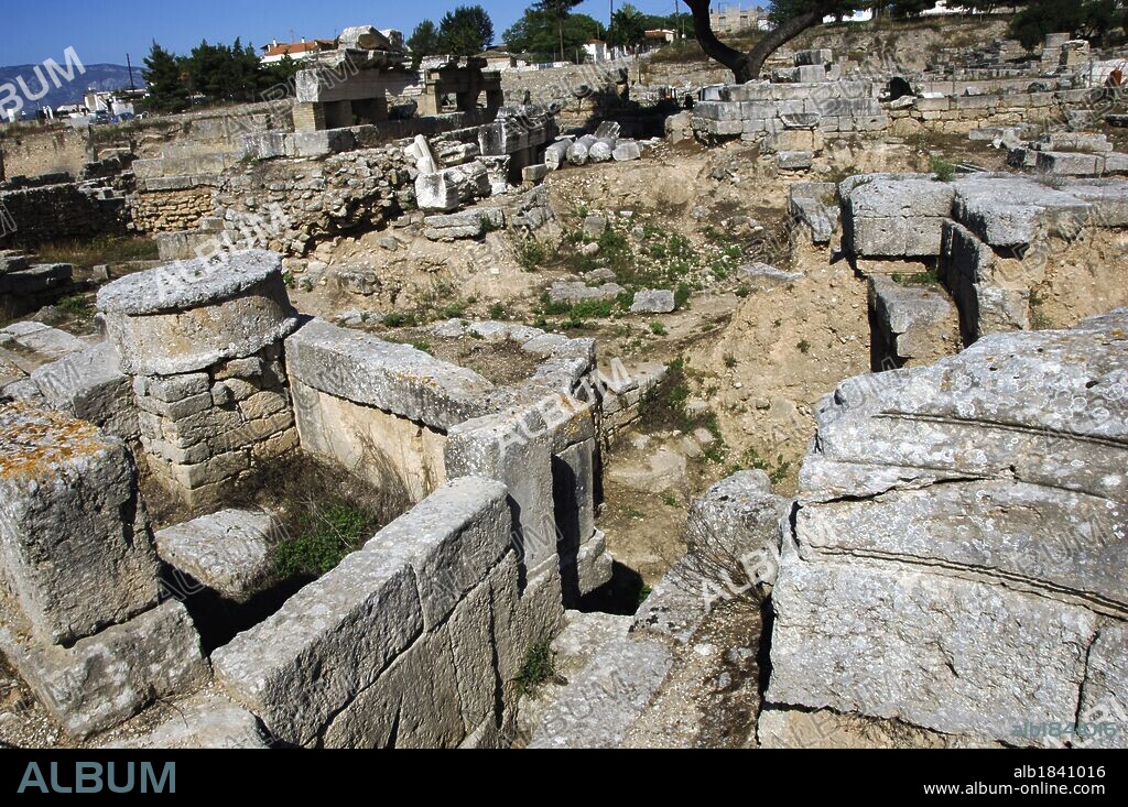 ARTE GRIEGO. GRECIA. RUINAS DE CORINTO. Vista parcial del yacimiento arqueológico. Detalle del MURO DE LOS TRIGLIFOS que oculta la entrada a una FUENTE SAGRADA que formaba parte de un antiguo lugar de culto. Provincia de Korinthia. Región del Peloponeso.