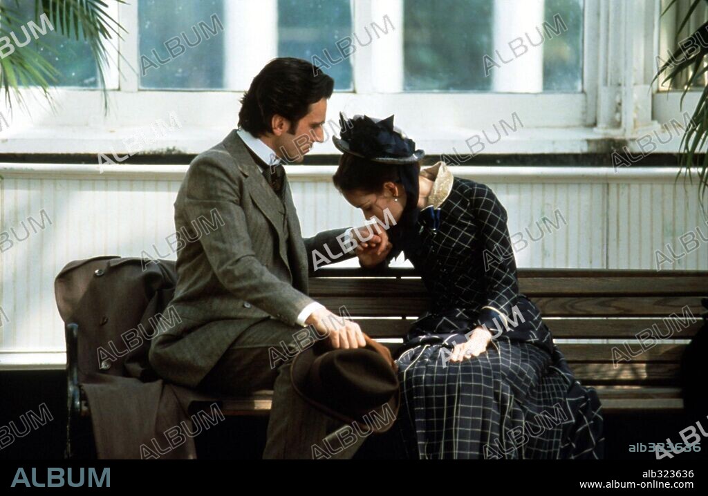 DANIEL DAY-LEWIS and WINONA RYDER in THE AGE OF INNOCENCE, 1993, directed by MARTIN SCORSESE. Copyright COLUMBIA PICTURES / CARUSO, PHILLIP.